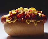Hot Dog mit Hackfleisch und Chilischoten (Mexiko)