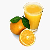 Glas Orangensaft und frische Orangen