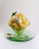 Eisbecher mit Vanilleeis und Apfelspalten