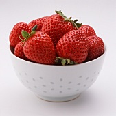 Mehrere Erdbeeren in Porzellanschale