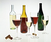 Verschiedene Weine in Flaschen und Gläsern