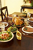 Herbstlich gedeckter Tisch mit Truthahn zu Thanksgiving (USA)