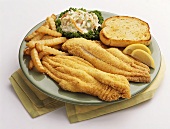Fish and Chips mit Coleslaw und Knoblauchtoast
