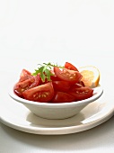 Tomatenschnitze auf weißem Teller