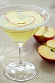 Roter-Apfel-Martini im Glas mit Zuckerrand