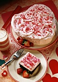 Kuchen zum Valentinstag und Glas Milch