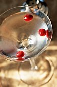 Martini mit Cranberries im Glas