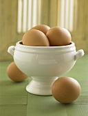 Braune Eier im weißem Keramiktopf