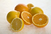 Orangen und Zitronen, ganz und halbiert