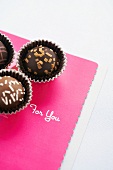 Schokoladenpralinen und Karte zum Valentinstag