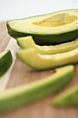 Bio-Avocado, halbiert und geschnitten