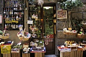 Aussenansicht eines Lebensmittelladens in Florenz, Italien