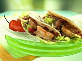 Tacos mit Shrimps auf grünem Tellerstapel