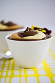 Schokoladen-Vanille-Butterscotch-Pudding mit Stiefmütterchen