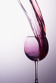 Rosewein fließt in ein Glas