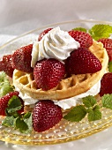 Waffeln mit Erdbeeren und Sahne