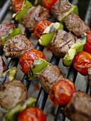 Rindfleisch-Gemüse-Spiesse auf dem Grill (Close Up)
