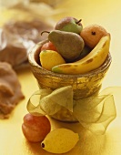 Marzipanfrüchte im Topf mit goldener Schleife
