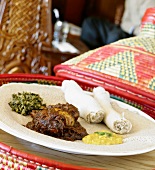 Äthiopisches Gericht mit Hähnchen, Spinat und gelben Linsen