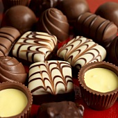Verschiedene Schokoladentrüffel und Pralinen