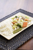 Hühnchen-Chop-Suey mit Gemüse & Reis auf Servierplatte