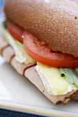 Vollkorn-Sandwich mit Putenbrust, Brie & Tomaten