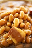 Close Up von Baked Beans mit Speck (Bohneneintopf, USA)