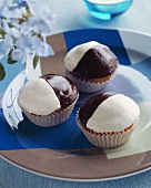 Drei Cupcakes mit Schwarz-Weiß-Glasur