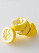 Vier ausgepresste Zitronenhälften