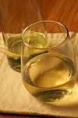 Chardonnay im Glas und in der Flasche