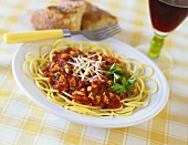 Spaghetti mit Hähnchen-Tomaten-Sauce