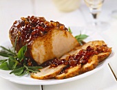 Angeschnittener Schweinebraten mit Chutney