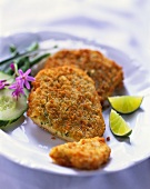 Panierte Schweineschnitzel mit Bohnen und Gurken