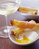 Pochiertes Ei und Toast mit Räucherlachs, Glas Sekt