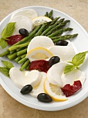 Antipasti-Platte mit Mozzarella, Spargel und Oliven