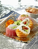 Sushi mit Wasabi auf einem Teller auf Eis