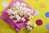 Popcorn auf pinkfarbenen Servietten