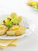 Spiegelei in Toastscheiben gebraten mit Blattsalat