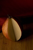 Eine angeschnittene Birne