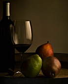 Weinglas und Flasche mit drei Birnen