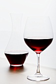 Glas und Karaffe mit Rotwein