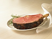Prime Rib Steak (rare) auf Teller