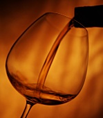 Cognac in eine ein Glas eingiessen