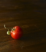 Gewaschene rote und kleine grüne Tomate