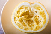 Ausgepresste Zitronenhälfte