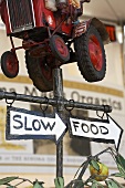 Schild 'Slow Food' mit Traktor