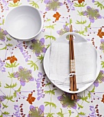 Teller mit Essstäbchen und Serviette, Keramikschale (Asien)