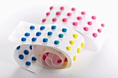 Papierstreifen mit Bonbons