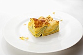 Ein Stück Lasagne mit Butternusskürbis