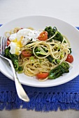 Spaghetti mit Brokkoli, Tomaten und pochiertem Ei